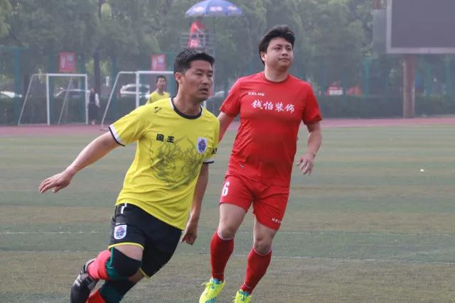 西甲直接踢疯了！7-2，4-0，一晚上两场大比分！巴萨稳坐榜首，马竞升第三